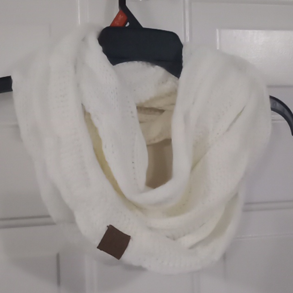 Women's CC Cable Knitted Infinity Ivory Scarf